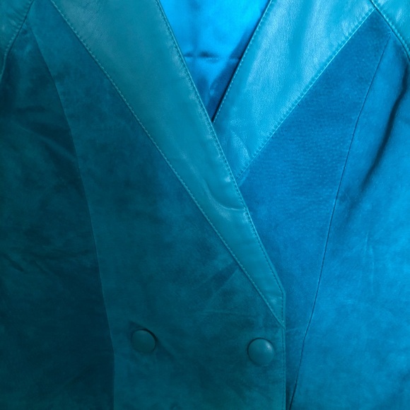 Not available til April

Danier Women's SOFT SUEDE Jacket and skirt set - Picture 2 of 6